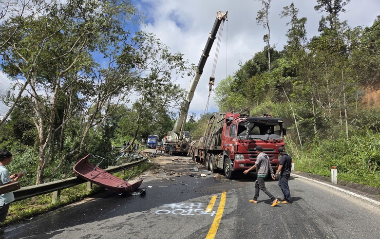 Hiện trường xe đầu k&eacute;o mất l&aacute;i t&ocirc;ng v&agrave;o ta luy lật chắn ngang, QL24 kẹt xe k&eacute;o d&agrave;i- Ảnh 2.