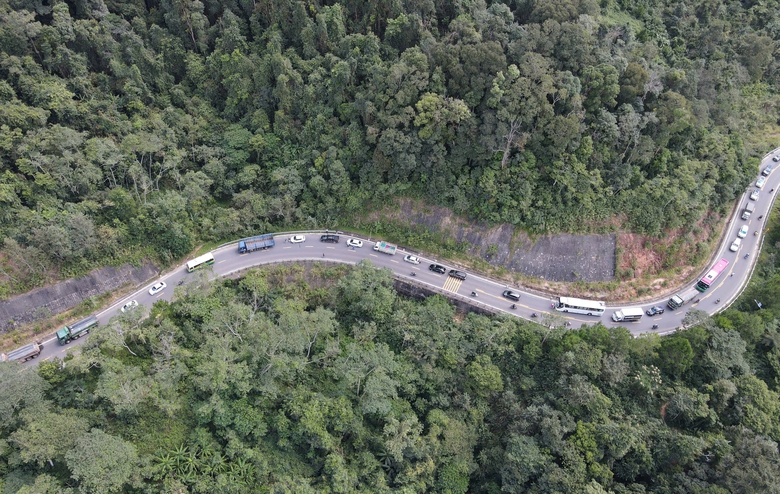 Hiện trường xe đầu k&eacute;o mất l&aacute;i t&ocirc;ng v&agrave;o ta luy lật chắn ngang, QL24 kẹt xe k&eacute;o d&agrave;i- Ảnh 6.