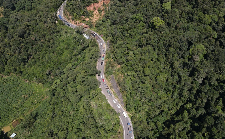 Hiện trường xe đầu k&eacute;o mất l&aacute;i t&ocirc;ng v&agrave;o ta luy lật chắn ngang, QL24 kẹt xe k&eacute;o d&agrave;i- Ảnh 9.