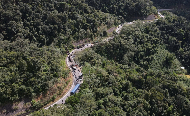 Hiện trường xe đầu k&eacute;o mất l&aacute;i t&ocirc;ng v&agrave;o ta luy lật chắn ngang, QL24 kẹt xe k&eacute;o d&agrave;i- Ảnh 4.