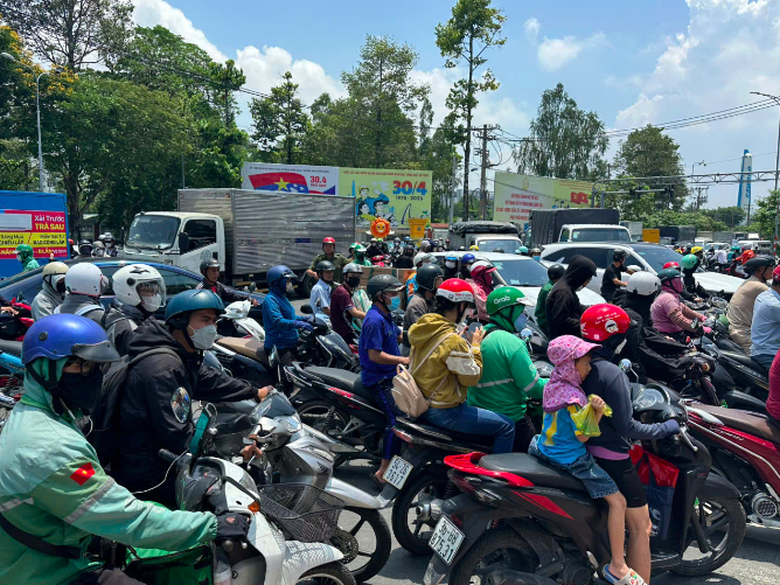 TP.HCM: Ng&atilde; tư Thủ Đức hết kẹt xe sau điều chỉnh tổ chức giao th&ocirc;ng- Ảnh 4.