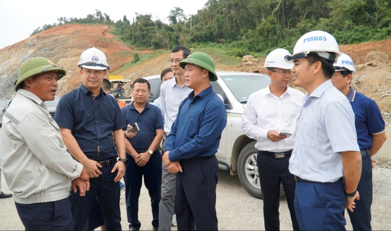Deputy Minister Nguyen Viet Hung calls for stricter monitoring to keep expressway on time- Ảnh 1.