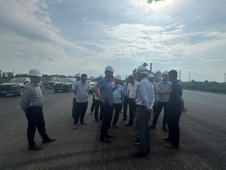 Thứ trưởng Phạm Minh H&agrave; kiểm tra 4 dự &aacute;n cao tốc ph&iacute;a Nam, y&ecirc;u cầu về đ&iacute;ch dịp 19/12- Ảnh 1.