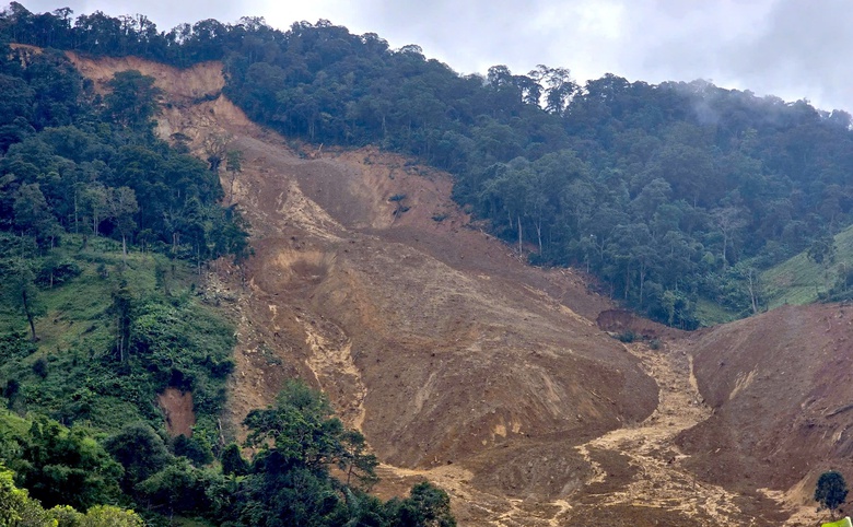Đ&agrave; Nẵng: Sạt lở nghi v&ugrave;i lấp 3 nạn nh&acirc;n, sơ t&aacute;n th&ecirc;m gần 200 người d&acirc;n- Ảnh 3.