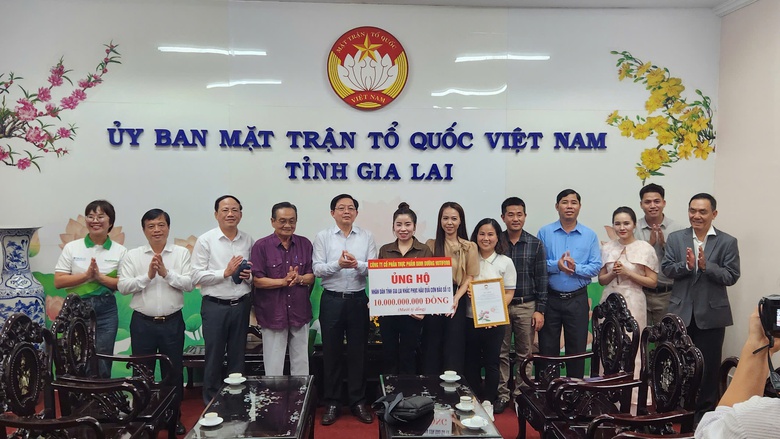 Trao 10 tỷ đồng hỗ trợ người d&acirc;n Gia Lai khắc phục hậu quả b&atilde;o số 13- Ảnh 1.