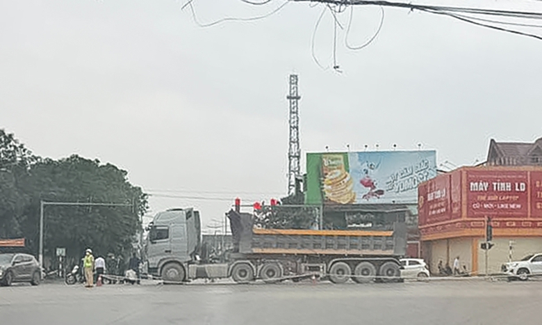 Nghệ An: Xe tải va chạm với xe đạp điện, cụ b&agrave; tử vong thương t&acirc;m- Ảnh 1.