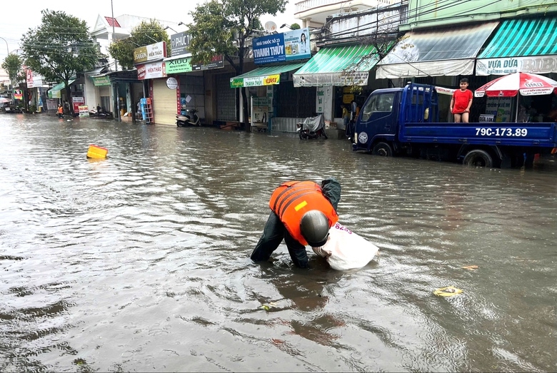 Mưa lớn ngập đường sắt, nhiều t&agrave;u dừng chạy- Ảnh 1.