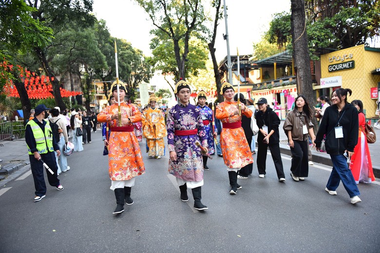 Diễu h&agrave;nh &aacute;o d&agrave;i quy m&ocirc; lớn kh&eacute;p lại Lễ hội &Aacute;o d&agrave;i Du lịch H&agrave; Nội 2025- Ảnh 2.