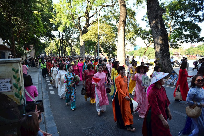 Diễu h&agrave;nh &aacute;o d&agrave;i quy m&ocirc; lớn kh&eacute;p lại Lễ hội &Aacute;o d&agrave;i Du lịch H&agrave; Nội 2025- Ảnh 1.