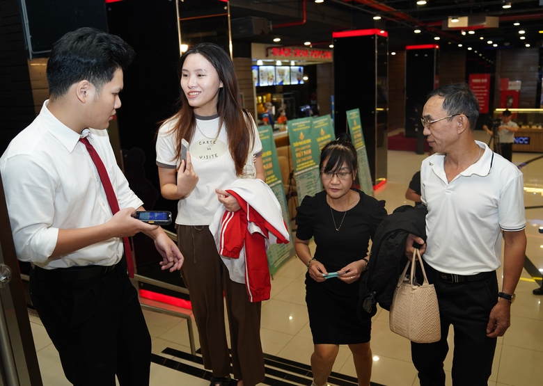 Ê kíp “Mùi cỏ cháy” giao lưu cùng khán giả tại Tuần phim chào mừng Liên hoan Phim Việt Nam- Ảnh 3. Ê kíp “Mùi cỏ cháy” giao lưu cùng khán giả tại Tuần phim chào mừng Liên hoan Phim Việt Nam- Ảnh 3.