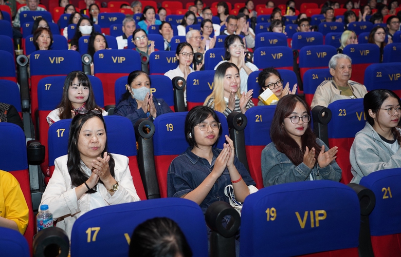 Ê kíp “Mùi cỏ cháy” giao lưu cùng khán giả tại Tuần phim chào mừng Liên hoan Phim Việt Nam- Ảnh 6. Ê kíp “Mùi cỏ cháy” giao lưu cùng khán giả tại Tuần phim chào mừng Liên hoan Phim Việt Nam- Ảnh 6.