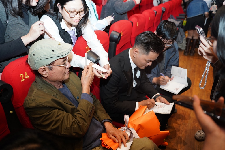 Ê kíp “Mùi cỏ cháy” giao lưu cùng khán giả tại Tuần phim chào mừng Liên hoan Phim Việt Nam- Ảnh 5. Ê kíp “Mùi cỏ cháy” giao lưu cùng khán giả tại Tuần phim chào mừng Liên hoan Phim Việt Nam- Ảnh 5.