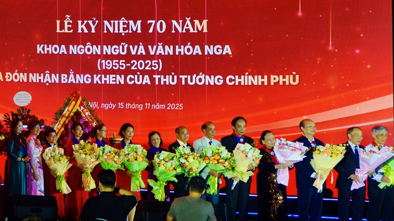 Khoa Ngôn ngữ và Văn hóa Nga - ĐH Ngoại ngữ kỷ niệm 70 năm, nhận Bằng khen của Thủ tướng- Ảnh 3. Khoa Ngôn ngữ và Văn hóa Nga - ĐH Ngoại ngữ kỷ niệm 70 năm, nhận Bằng khen của Thủ tướng- Ảnh 3.
