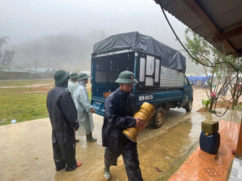 Đ&agrave; Nẵng: Sạt lở nghi v&ugrave;i lấp 3 nạn nh&acirc;n, sơ t&aacute;n th&ecirc;m gần 200 người d&acirc;n- Ảnh 1.