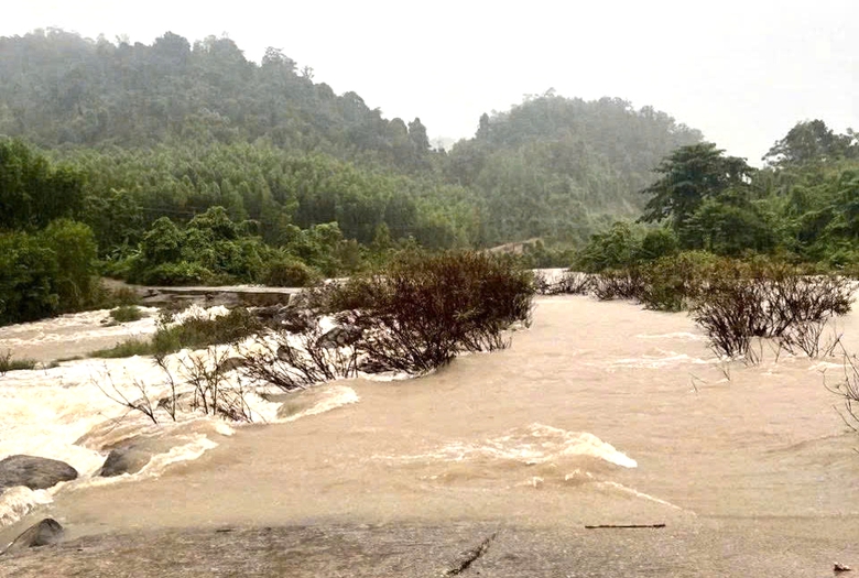 Mưa lớn, nhiều khu vực miền núi ở Khánh Hòa bị cô lập, giao thông chia cắt- Ảnh 2. Mưa lớn, nhiều khu vực miền núi ở Khánh Hòa bị cô lập, giao thông chia cắt- Ảnh 2.
