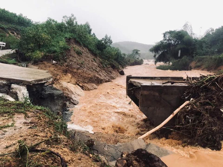 Lũ cuốn tr&ocirc;i cầu ở Quảng Ng&atilde;i, h&agrave;ng trăm người d&acirc;n bị c&ocirc; lập- Ảnh 1.
