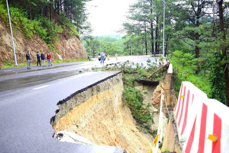 L&acirc;m Đồng: Ph&acirc;n luồng giao th&ocirc;ng qua đ&egrave;o Prenn v&agrave; quốc lộ 27C để khắc phục sự cố sạt lở- Ảnh 1.