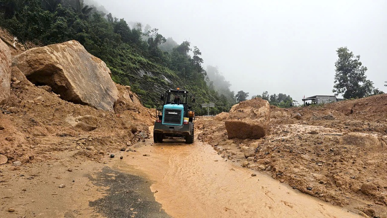 L&acirc;m Đồng: Ph&acirc;n luồng giao th&ocirc;ng qua đ&egrave;o Prenn v&agrave; quốc lộ 27C để khắc phục sự cố sạt lở- Ảnh 2.