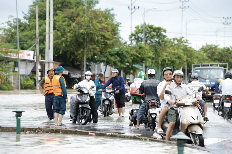 Nhiều địa điểm ngập sâu, giao thông tại Nha Trang tê liệt cục bộ- Ảnh 11. Nhiều địa điểm ngập sâu, giao thông tại Nha Trang tê liệt cục bộ- Ảnh 11.