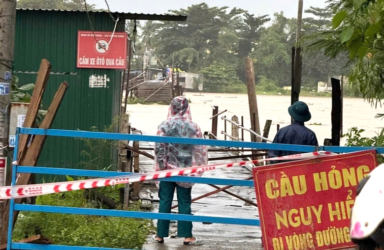 Kh&aacute;nh H&ograve;a: Lũ cuốn tr&ocirc;i hơn 100m cầu gỗ Ph&uacute; Kiểng, h&agrave;ng ngh&igrave;n hộ d&acirc;n phải đi đường v&ograve;ng- Ảnh 1.