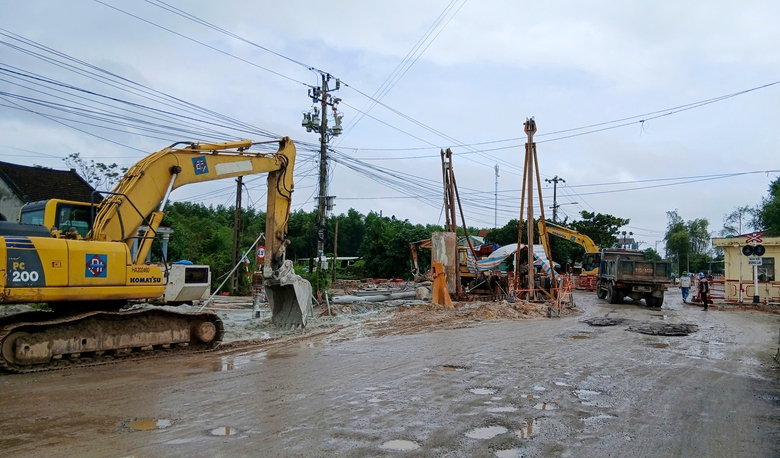 Cầu vượt đường sắt QL14E: Đẩy nhanh tiến độ, ho&agrave;n th&agrave;nh trước Tết Nguy&ecirc;n đ&aacute;n 2026- Ảnh 3.