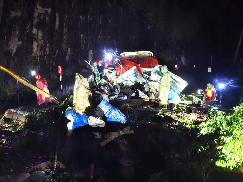 Hiện trường xe kh&aacute;ch bị v&ugrave;i lấp, 6 người tử vong, 19 người bị thương tr&ecirc;n đ&egrave;o Kh&aacute;nh L&ecirc;- Ảnh 1.