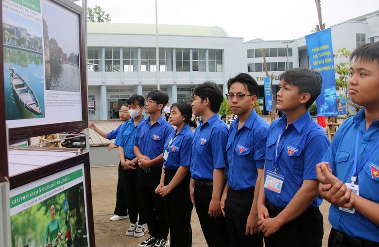 Khai mạc triển l&atilde;m ảnh tuy&ecirc;n truyền về ph&ograve;ng, chống r&aacute;c thải nhựa tại An Giang- Ảnh 2.