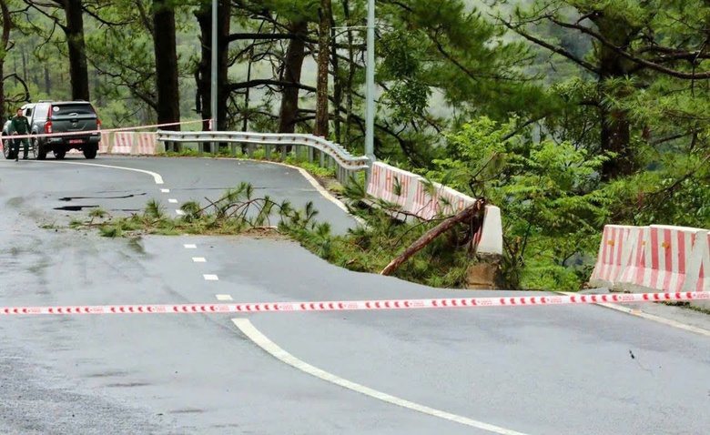 Nhiều tuyến đường đ&egrave;o tại khu vực miền Trung - T&acirc;y Nguy&ecirc;n sạt lở nghi&ecirc;m trọng- Ảnh 1.