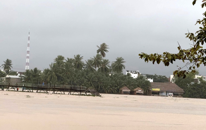 Kh&aacute;nh H&ograve;a: Lũ cuốn tr&ocirc;i hơn 100m cầu gỗ Ph&uacute; Kiểng, h&agrave;ng ngh&igrave;n hộ d&acirc;n phải đi đường v&ograve;ng- Ảnh 2.