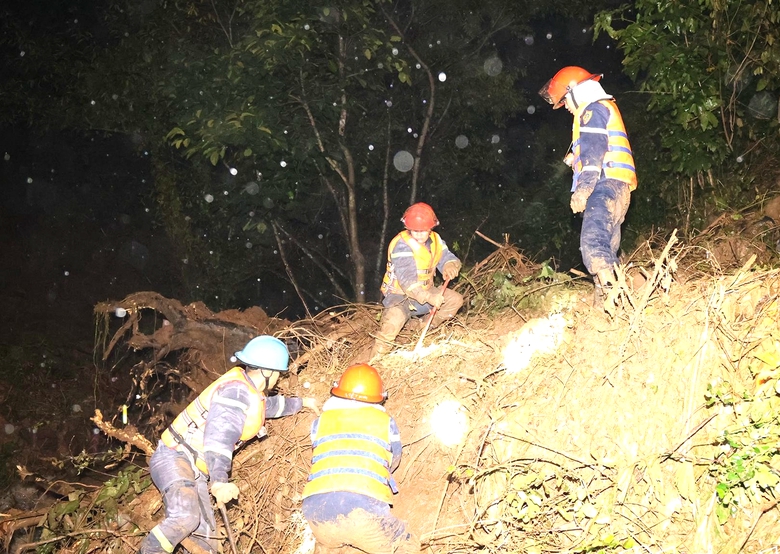 Kh&aacute;nh H&ograve;a: Mưa lớn k&eacute;o d&agrave;i, việc t&igrave;m kiếm nạn nh&acirc;n vụ sạt lở đ&egrave;o Kh&aacute;nh Sơn gặp kh&oacute;- Ảnh 1.