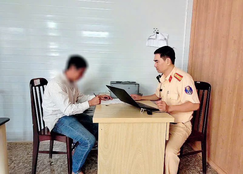 Xử phạt t&agrave;i xế đầu k&eacute;o vi phạm chuyển l&agrave;n tr&ecirc;n quốc lộ 1A qua Đồng Nai- Ảnh 1.