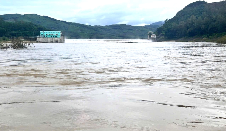 Quảng Ng&atilde;i: Hai hồ thủy điện xả điều tiết h&agrave;ng trăm m&eacute;t khối nước/gi&acirc;y tr&aacute;nh lũ chồng lũ- Ảnh 1.