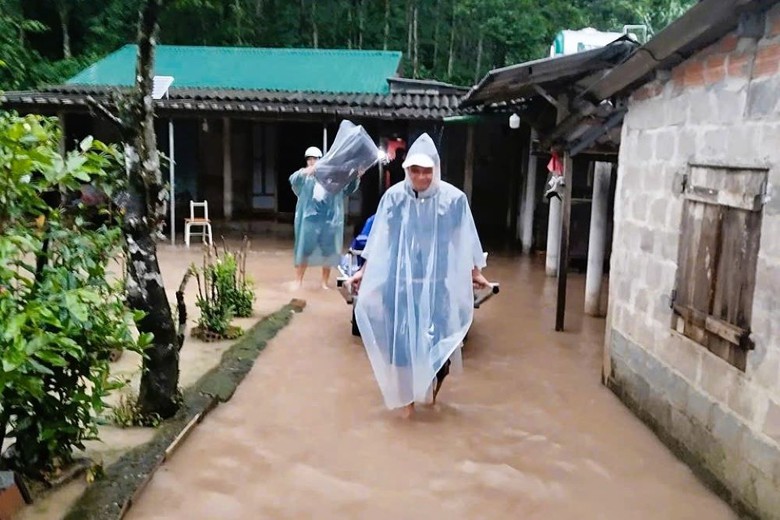 Mưa lớn gây sạt lở, ngập sâu chia cắt giao thông trên nhiều tuyến đường ở Quảng Trị- Ảnh 2. Mưa lớn gây sạt lở, ngập sâu chia cắt giao thông trên nhiều tuyến đường ở Quảng Trị- Ảnh 2.