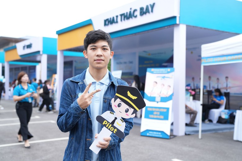 Giới trẻ h&aacute;o hức tham gia Ng&agrave;y hội việc l&agrave;m Vietnam Airlines lần đầu tổ chức- Ảnh 6.