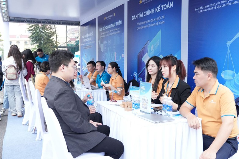 Giới trẻ h&aacute;o hức tham gia Ng&agrave;y hội việc l&agrave;m Vietnam Airlines lần đầu tổ chức- Ảnh 8.