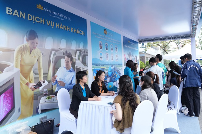Giới trẻ h&aacute;o hức tham gia Ng&agrave;y hội việc l&agrave;m Vietnam Airlines lần đầu tổ chức- Ảnh 10.