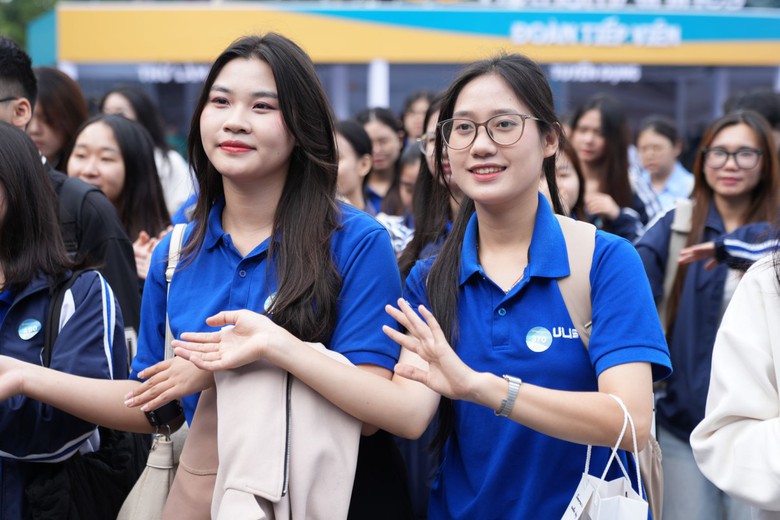 Giới trẻ h&aacute;o hức tham gia Ng&agrave;y hội việc l&agrave;m Vietnam Airlines lần đầu tổ chức- Ảnh 11.