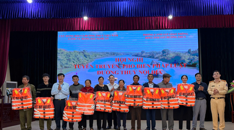 Nghệ An đẩy mạnh tuy&ecirc;n truyền Nghị định 139 để n&acirc;ng cao an to&agrave;n giao th&ocirc;ng đường thủy- Ảnh 4.