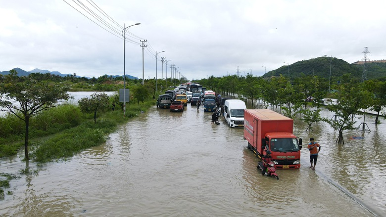 Nhiều địa điểm ngập s&acirc;u, giao th&ocirc;ng tại Nha Trang t&ecirc; liệt cục bộ- Ảnh 2.