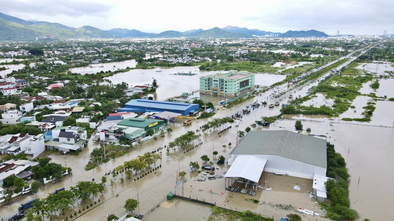 Nhiều địa điểm ngập s&acirc;u, giao th&ocirc;ng tại Nha Trang t&ecirc; liệt cục bộ- Ảnh 3.