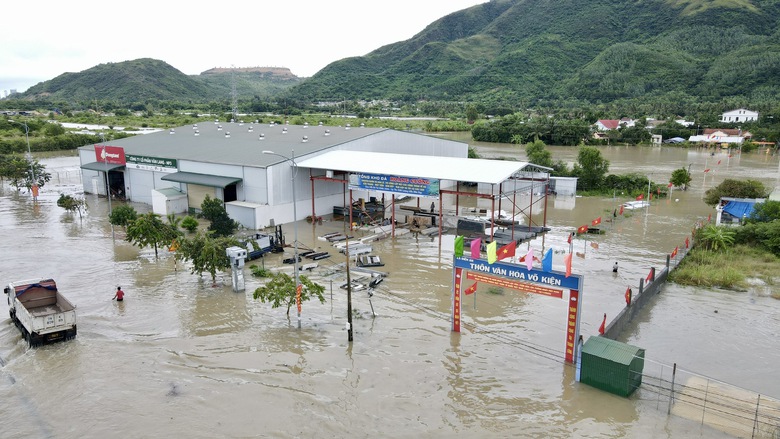 Nhiều địa điểm ngập s&acirc;u, giao th&ocirc;ng tại Nha Trang t&ecirc; liệt cục bộ- Ảnh 5.