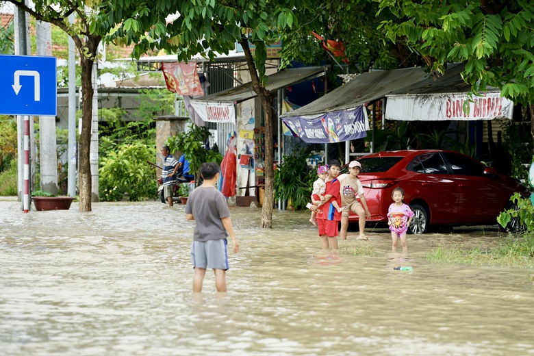 Nhiều địa điểm ngập s&acirc;u, giao th&ocirc;ng tại Nha Trang t&ecirc; liệt cục bộ- Ảnh 8.