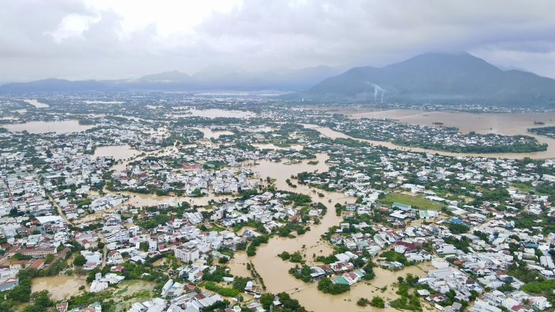 Nhiều địa điểm ngập s&acirc;u, giao th&ocirc;ng tại Nha Trang t&ecirc; liệt cục bộ- Ảnh 9.