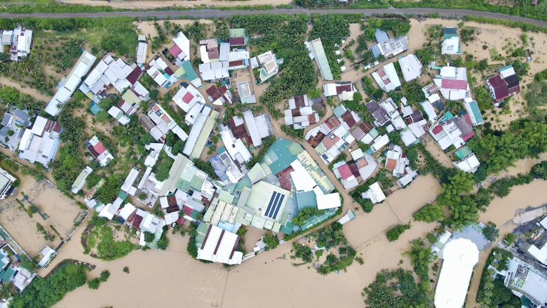 Nhiều địa điểm ngập s&acirc;u, giao th&ocirc;ng tại Nha Trang t&ecirc; liệt cục bộ- Ảnh 10.