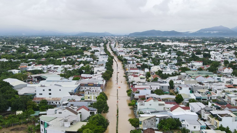 Nhiều địa điểm ngập s&acirc;u, giao th&ocirc;ng tại Nha Trang t&ecirc; liệt cục bộ- Ảnh 12.
