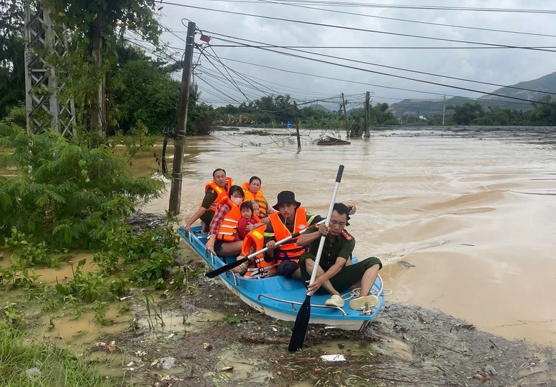 Nhiều địa điểm ngập sâu, giao thông tại Nha Trang tê liệt cục bộ- Ảnh 15. Nhiều địa điểm ngập sâu, giao thông tại Nha Trang tê liệt cục bộ- Ảnh 15.