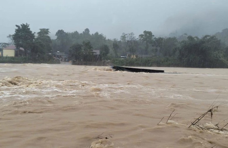 Quảng Trị: Di dời 364 hộ d&acirc;n đến nơi an to&agrave;n, t&agrave;i xế &ocirc; t&ocirc; vượt cầu tr&agrave;n vẫn mất t&iacute;ch- Ảnh 1.