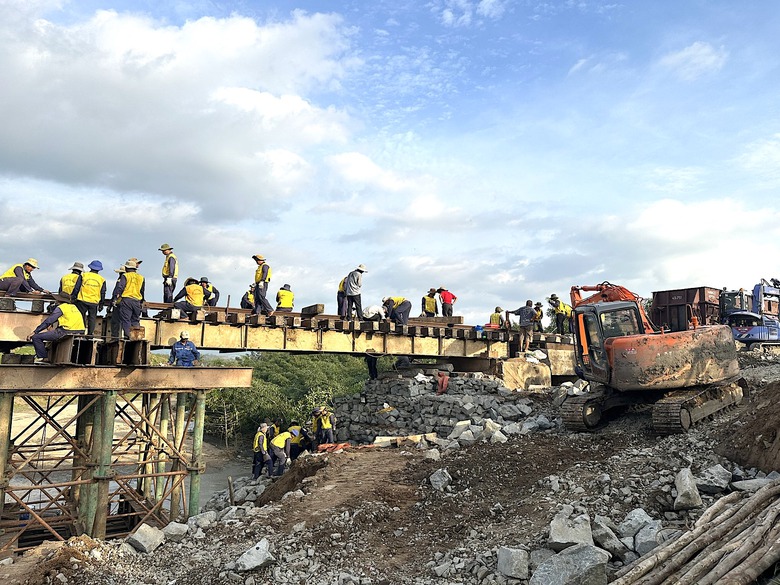 Cục Đường sắt v&agrave;o cuộc khẩn cấp, tổng lực khắc phục hậu quả b&atilde;o lũ tại Trung Bộ- Ảnh 1.