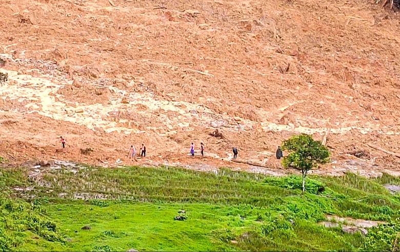 Đ&agrave; Nẵng: Tiếp tục sơ t&aacute;n h&agrave;ng trăm hộ d&acirc;n do c&oacute; nhiều vết nứt mới tr&ecirc;n c&aacute;c sườn n&uacute;i- Ảnh 2.