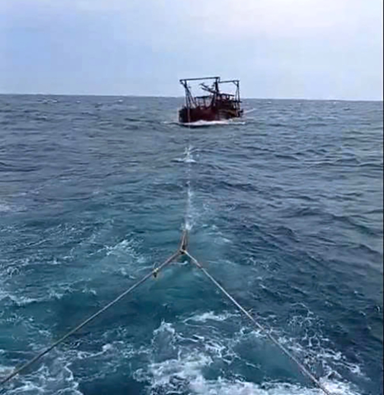 Cứu nạn th&agrave;nh c&ocirc;ng t&agrave;u h&agrave;ng gặp sự cố tr&ocirc;i tr&ecirc;n biển Kh&aacute;nh H&ograve;a- Ảnh 2.
